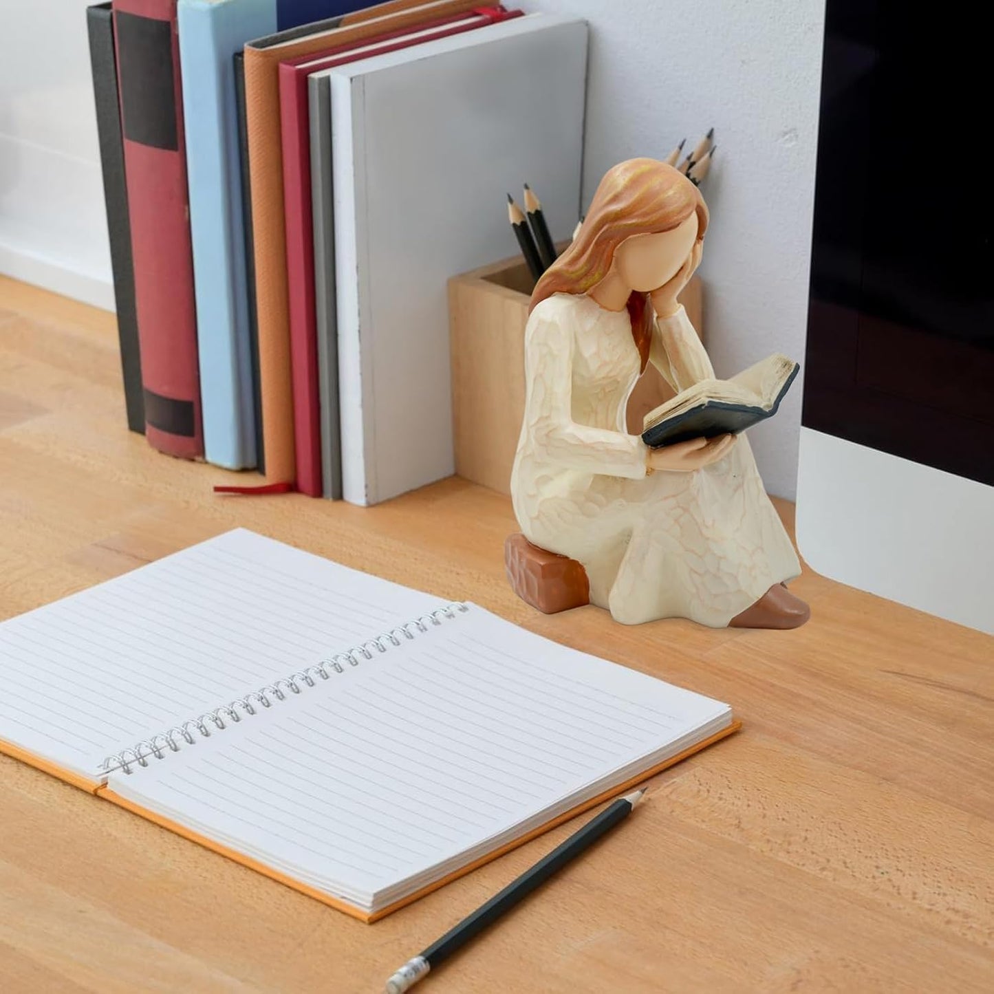 Resin Reading Statue for Readers / Beige