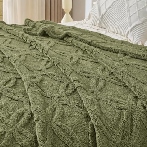 Green Throw Blanket - Soft & Fluffy Fleece, Cute & Aesthetic, Perfect for Sofa, Couch, Chair, Bed, Living Room &