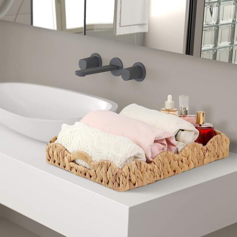 Scalloped Water Hyacinth Tray / Light Brown / 17 x 13 x 3