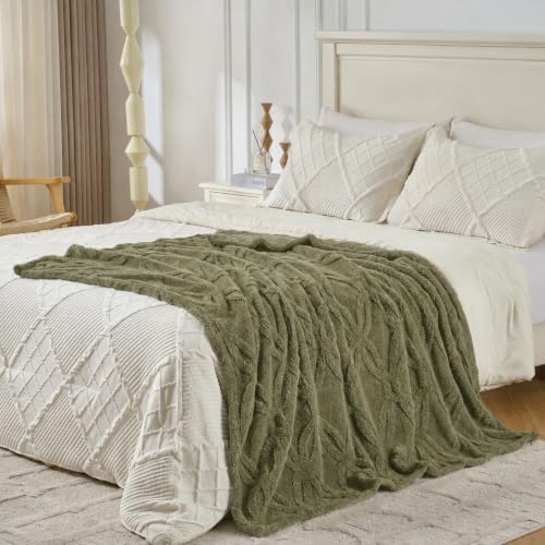 Green Throw Blanket - Soft & Fluffy Fleece, Cute & Aesthetic, Perfect for Sofa, Couch, Chair, Bed, Living Room &