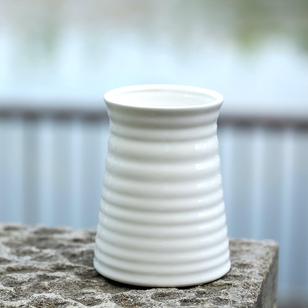Modern Ribbed Design Small Ceramic Decorative Tabletop Centerpiece Vase/Flower / White / 5.7 Inch