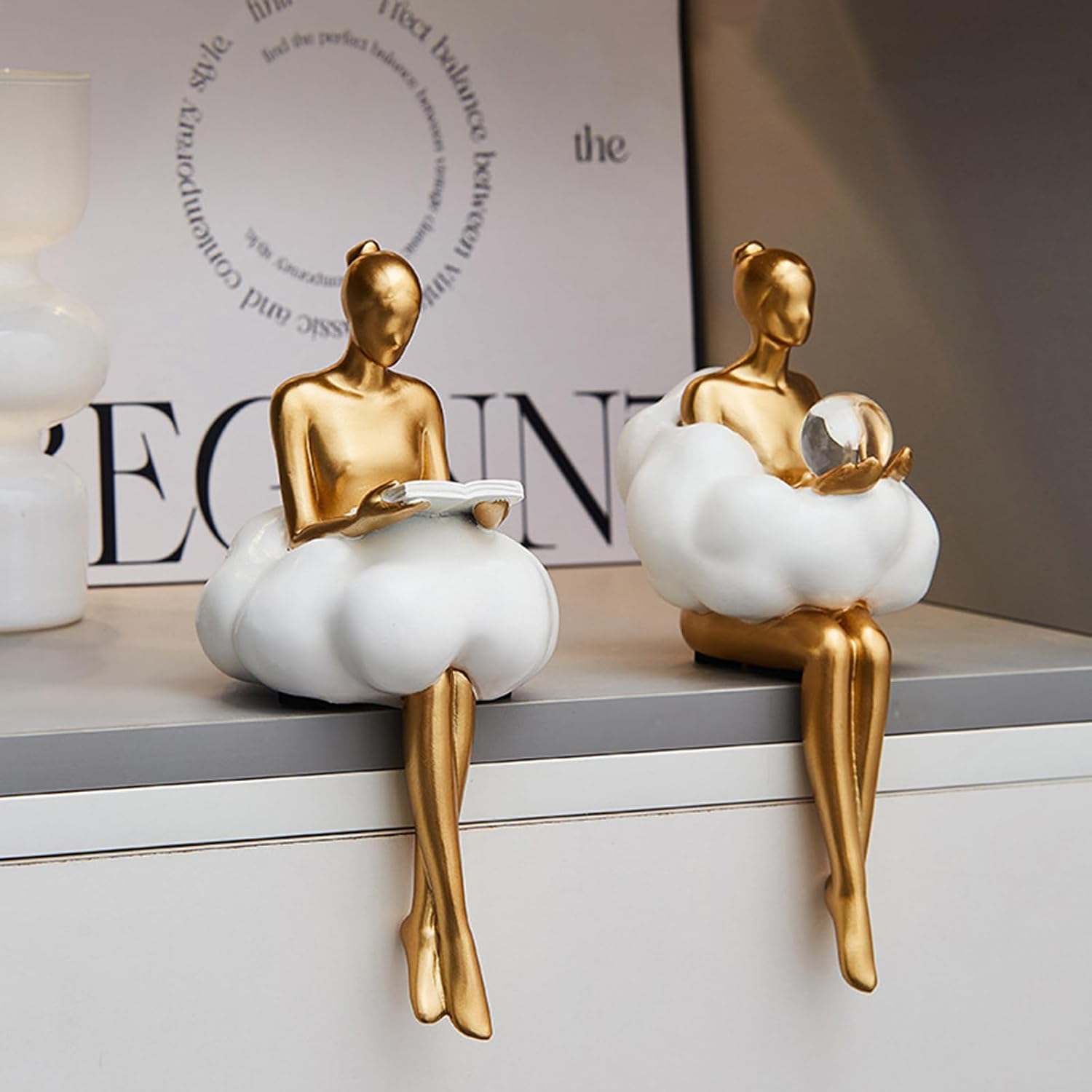 Modern Bookshelf Figurines Accent Decorations / Gold