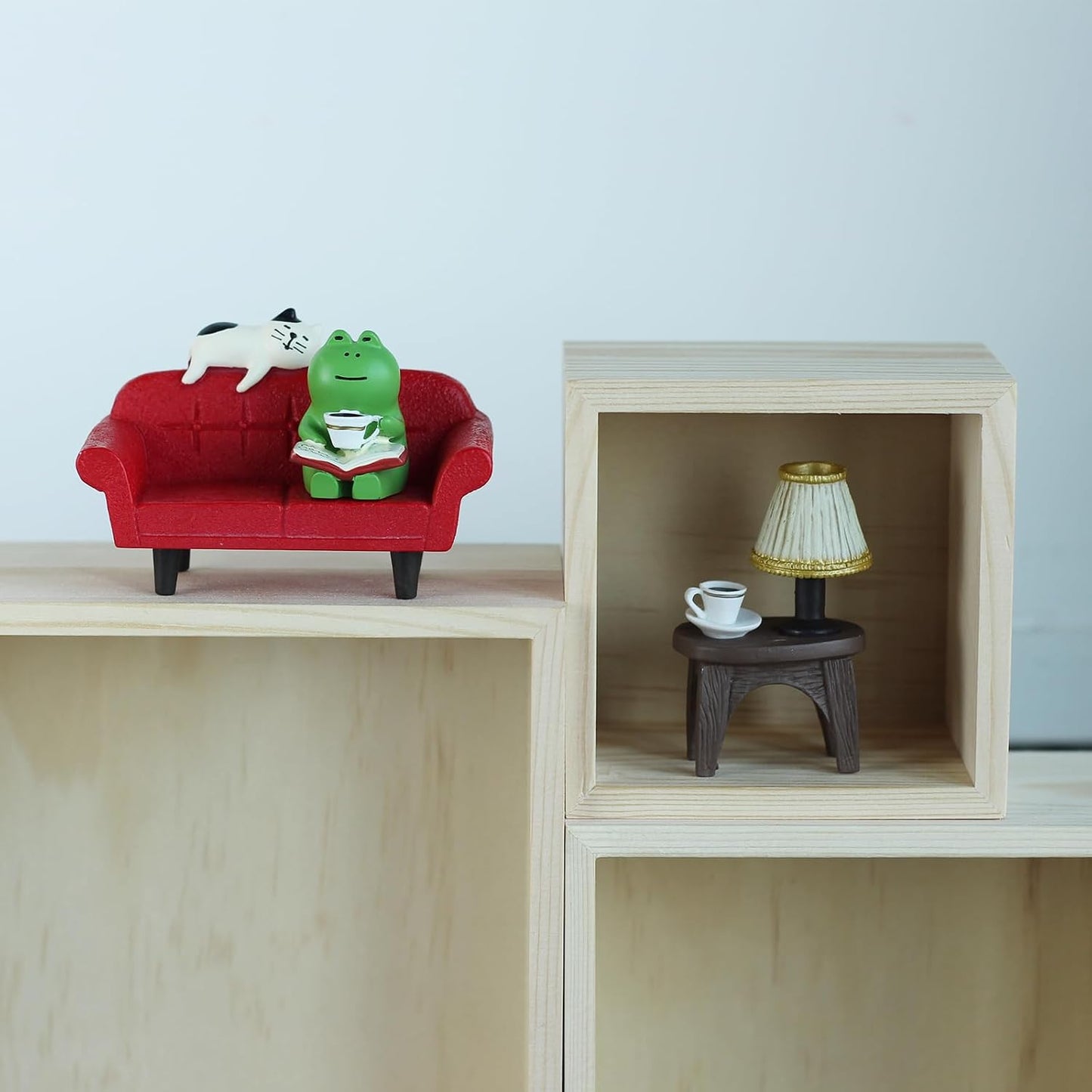 Mini Frog Figurine / Long Sofa-red