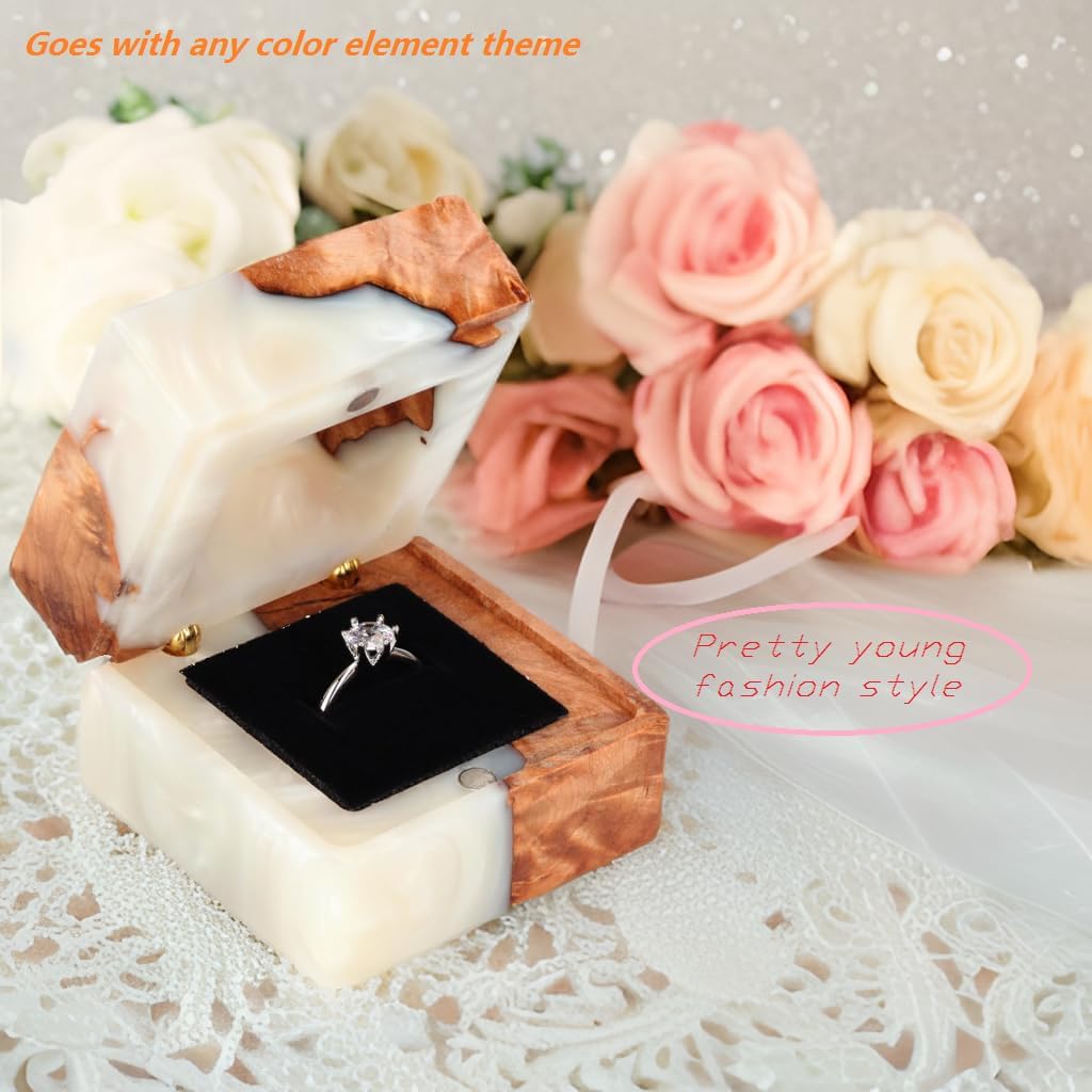 engagement ring holder / White