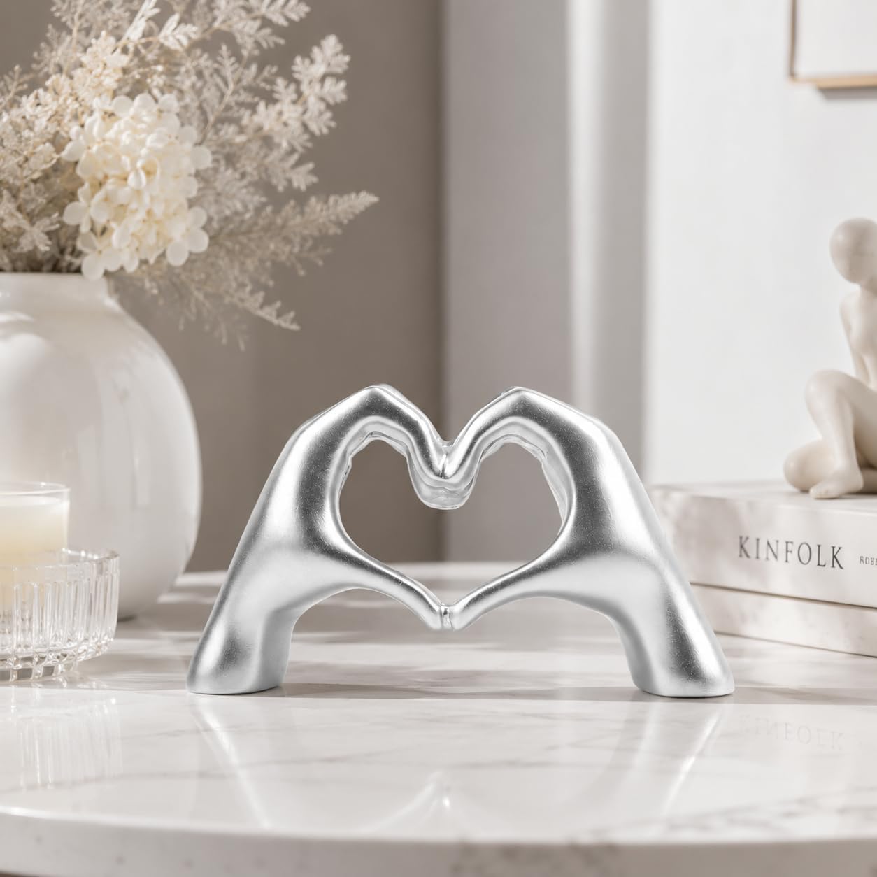 Compact resin love-sign statue / Silver