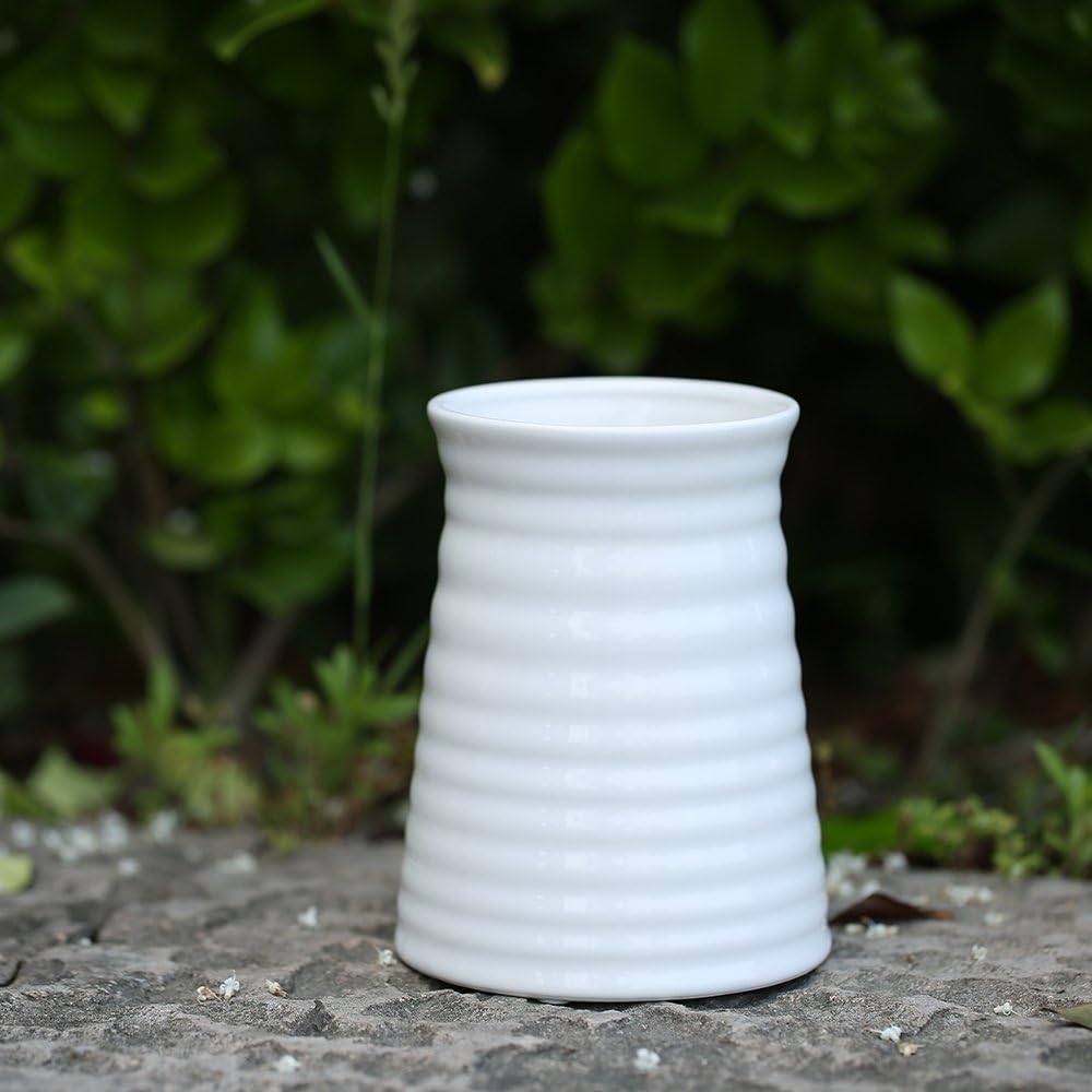 Modern Ribbed Design Small Ceramic Decorative Tabletop Centerpiece Vase/Flower / White / 5.7 Inch