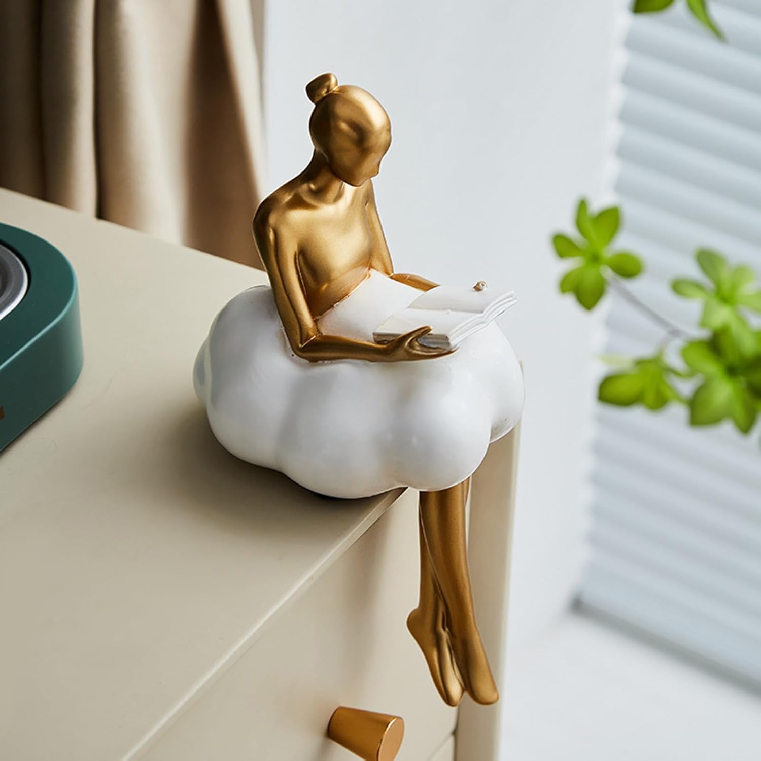 Modern Bookshelf Figurines Accent Decorations / Gold
