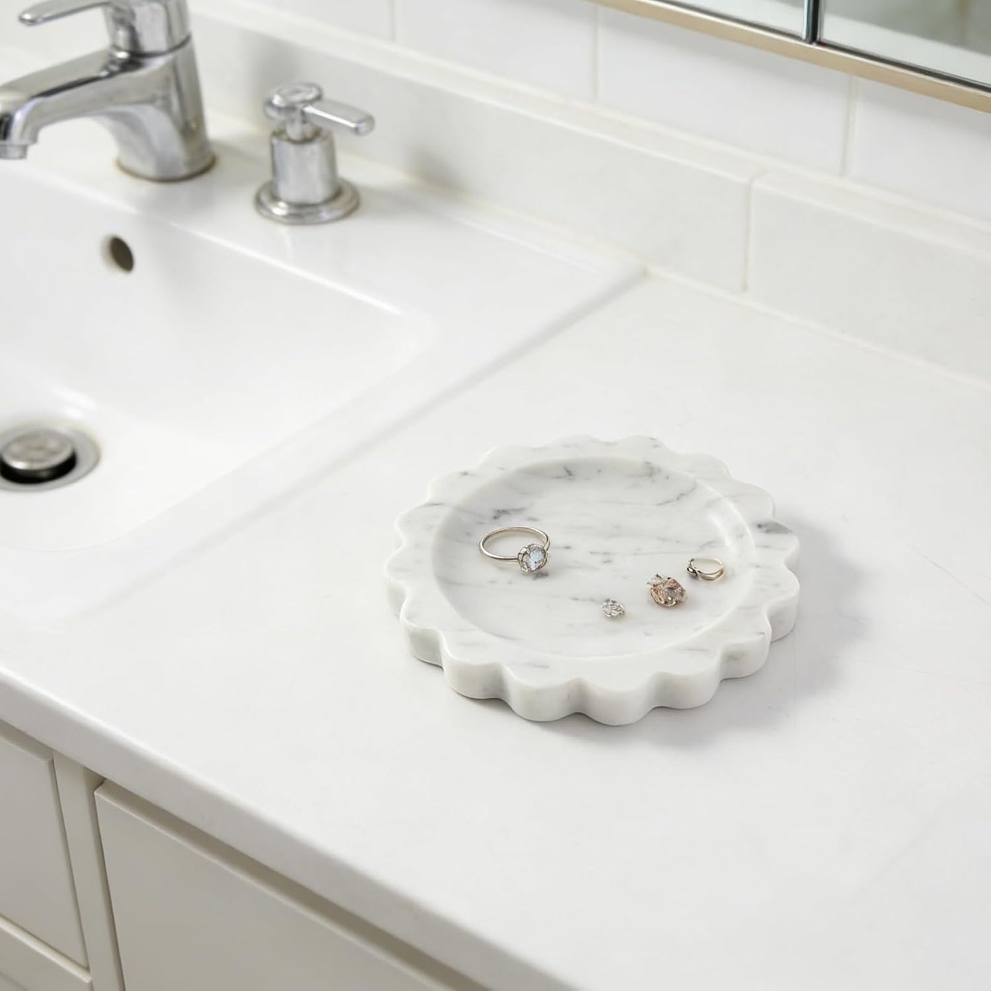 5.51" Scalloped Marble Tray / Carrara / D=5.51 / Natural