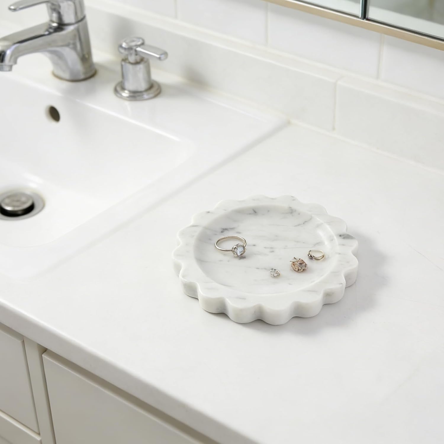 5.51" Scalloped Marble Tray / Carrara / D=5.51 / Natural