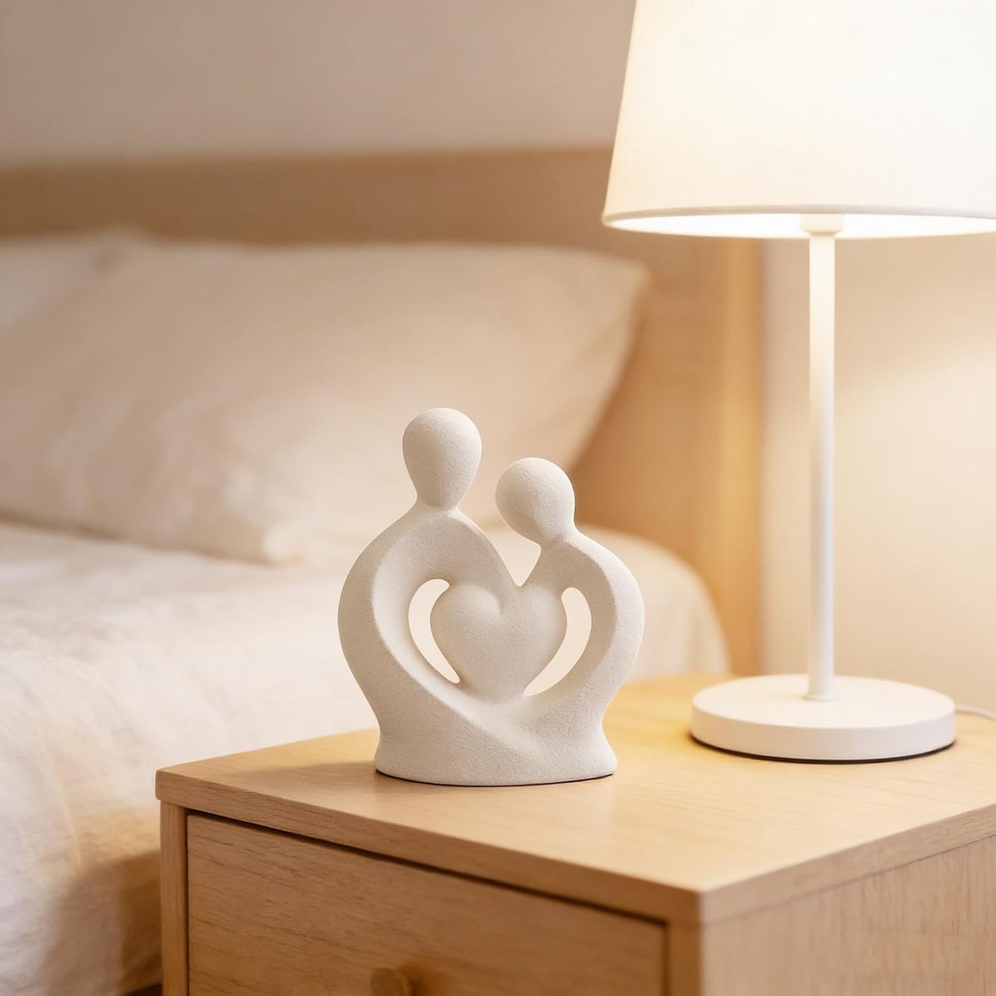 Hugging Couple Statues Ceramic / White M