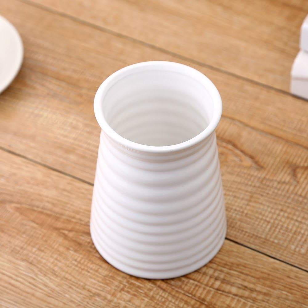 Modern Ribbed Design Small Ceramic Decorative Tabletop Centerpiece Vase/Flower / White / 5.7 Inch