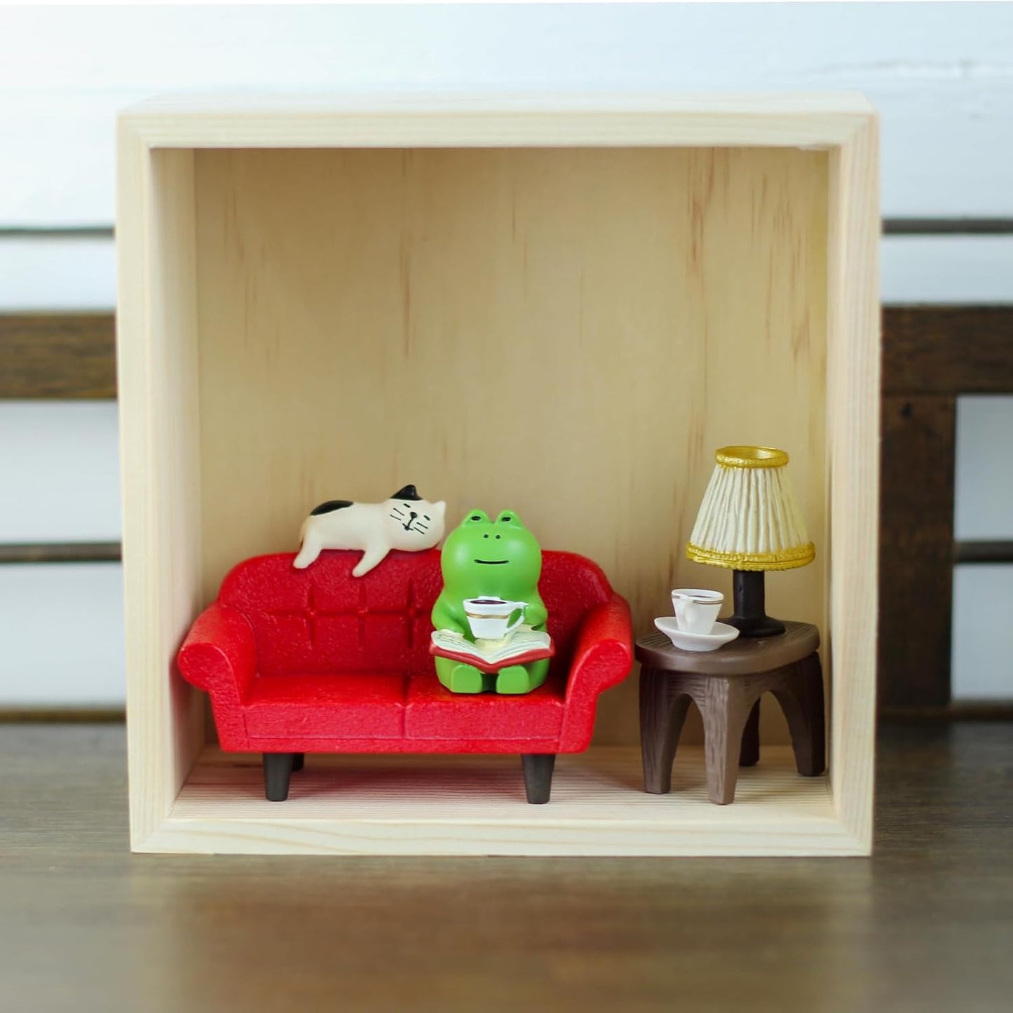 Mini Frog Figurine / Long Sofa-red