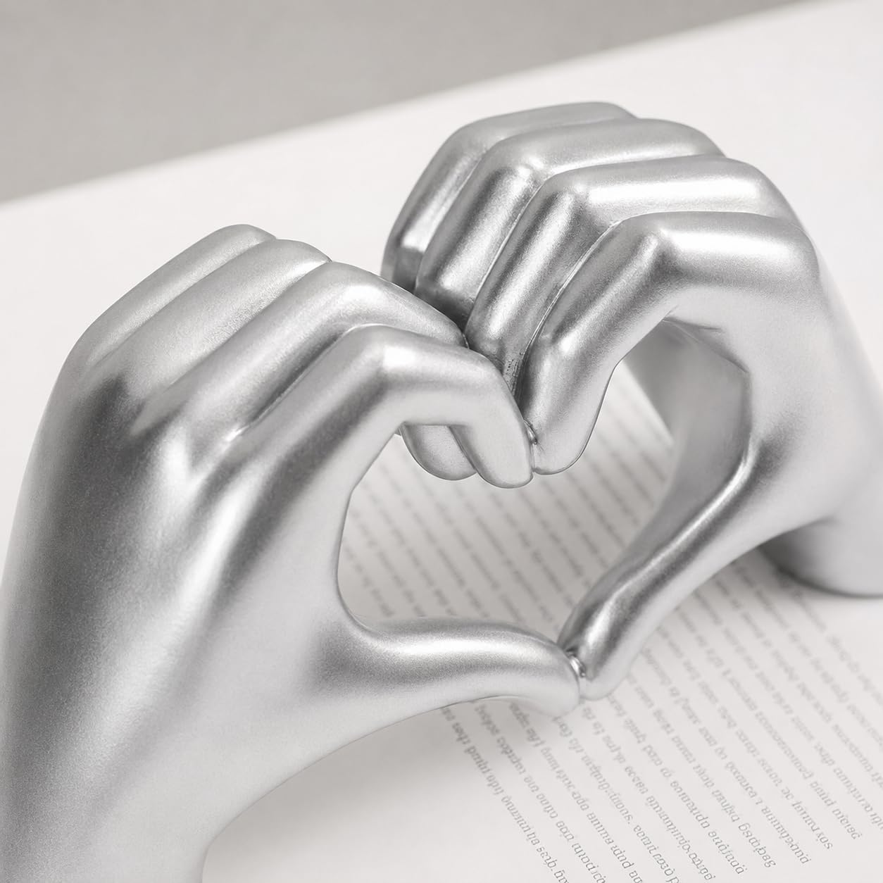 Compact resin love-sign statue / Silver