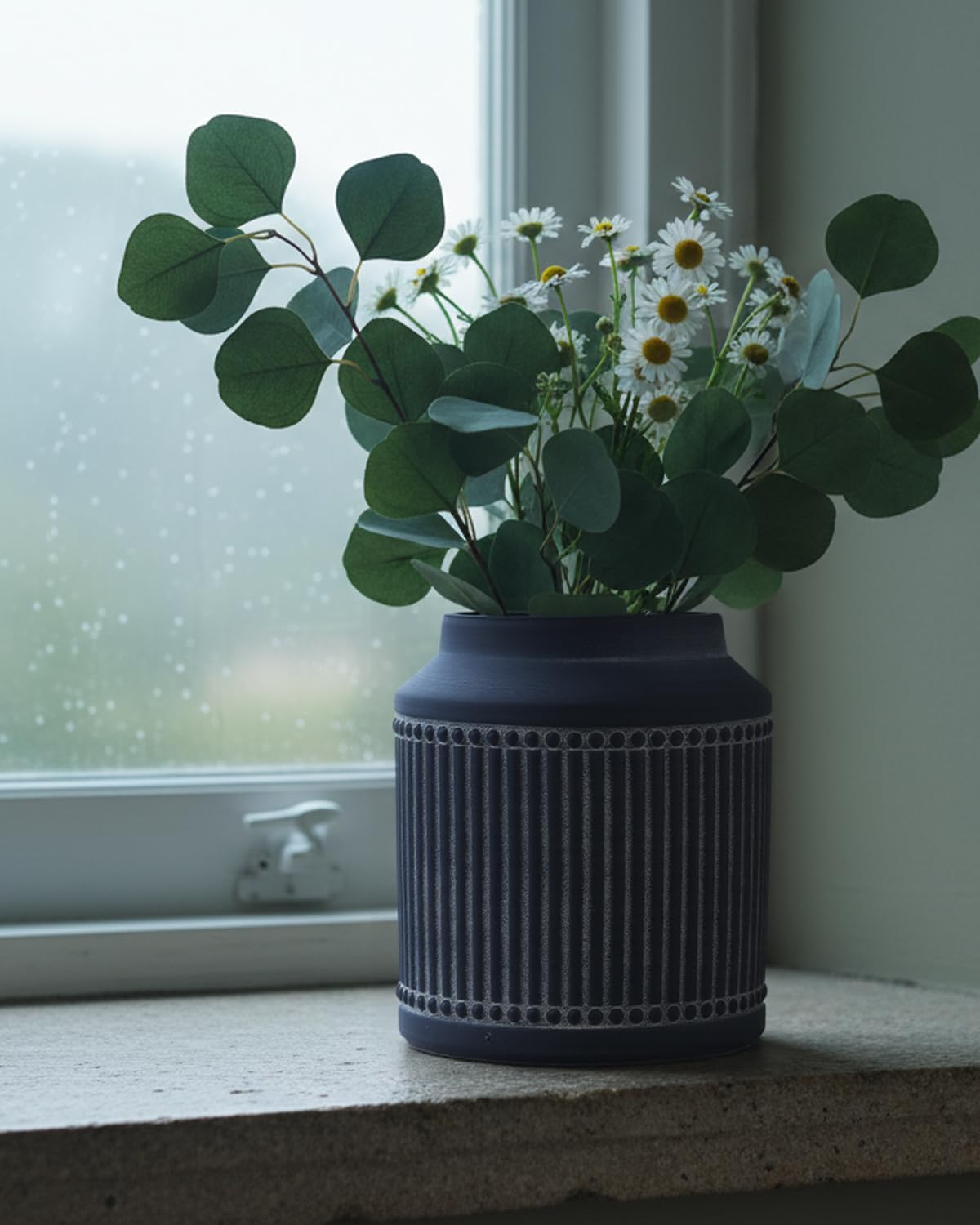 Ribbed Ceramic Vase / Black / 7.32 Inch