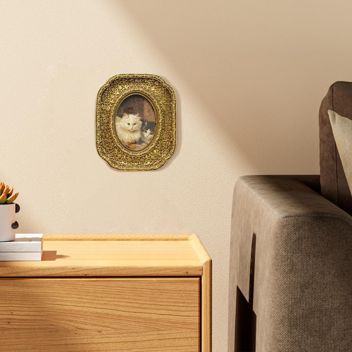 Vintage Small Picture Frame / Gold / 2.5 x 3.5 / Oval