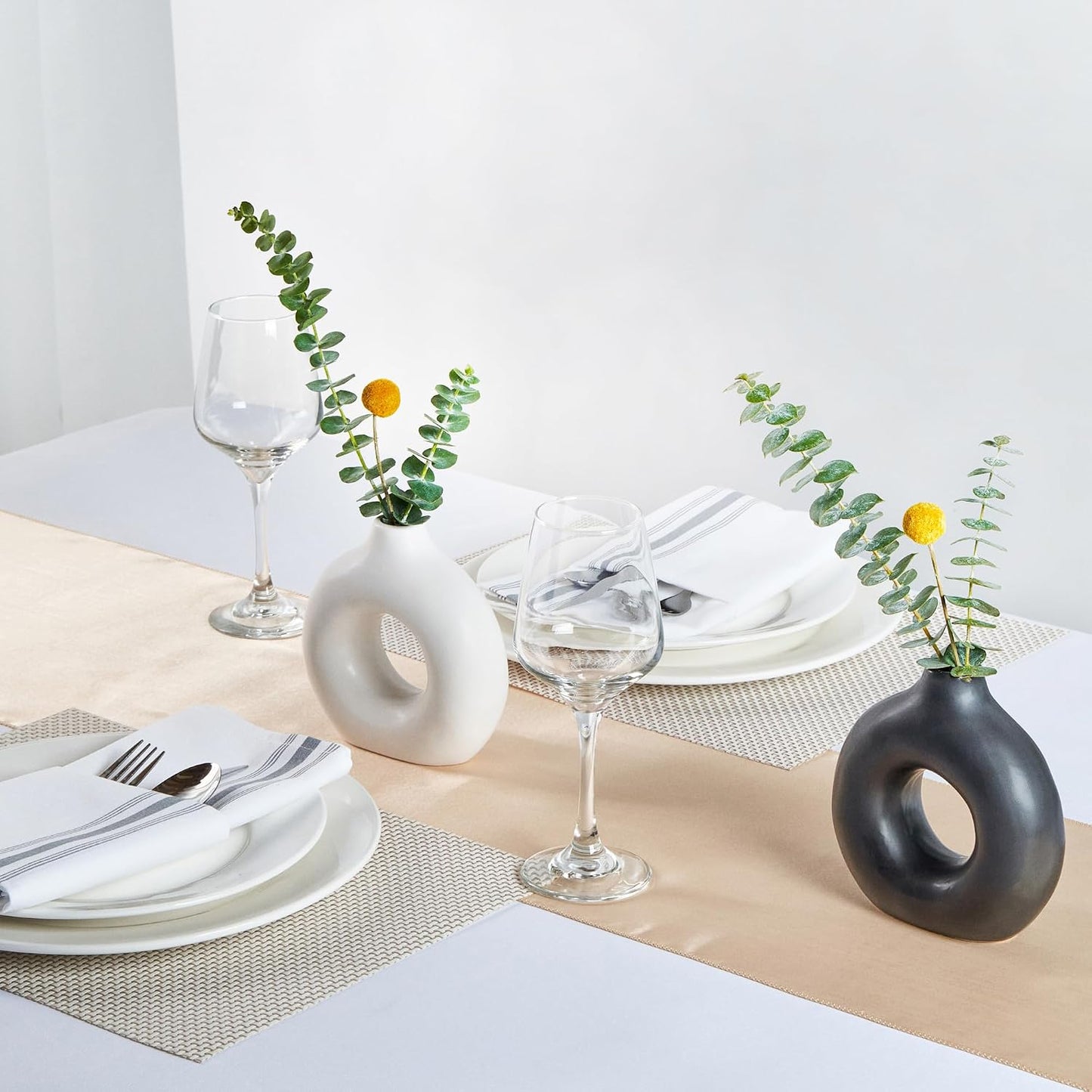 Fresh Or Artificial Flowers / White / Donut