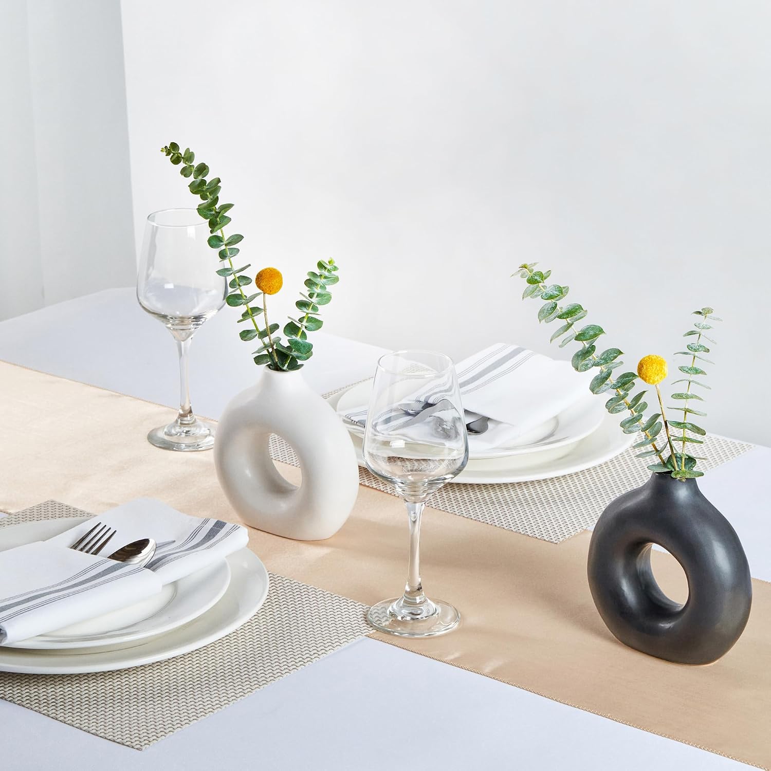 Fresh Or Artificial Flowers / White / Donut