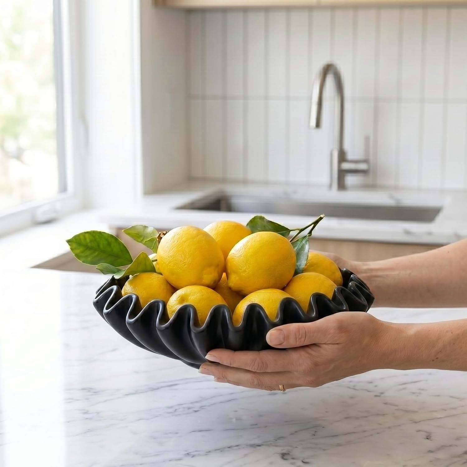 Resin Ruffled Bowls / Black