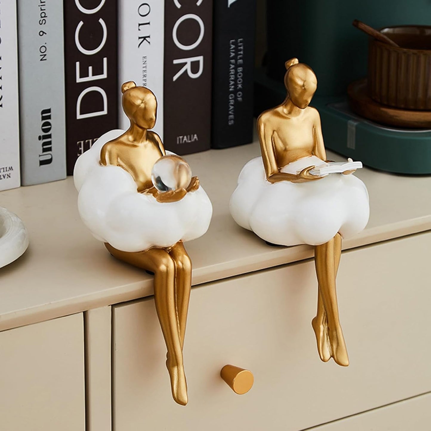 Modern Bookshelf Figurines Accent Decorations / Gold