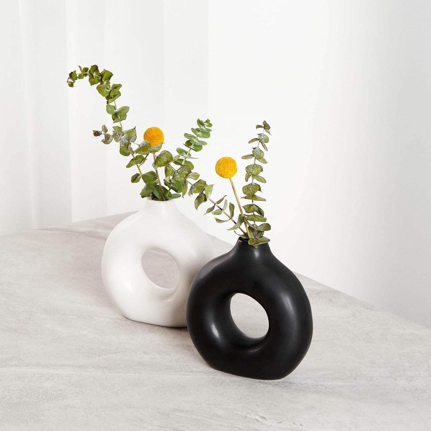 Fresh Or Artificial Flowers / Black / Donut
