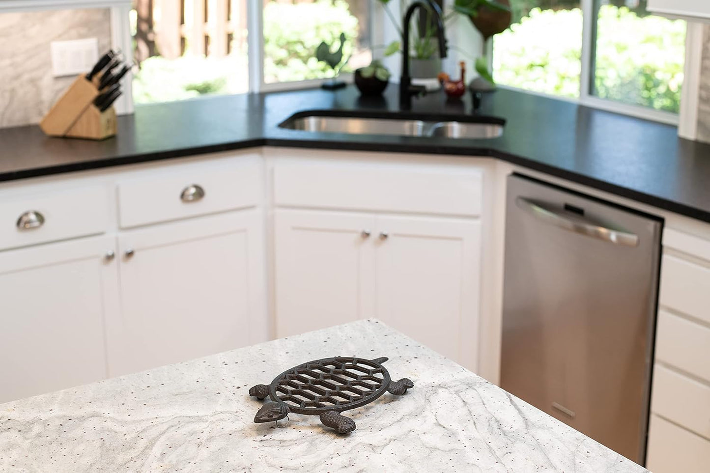 GASARÉ, Cast Iron Trivet for Hot Dishes, Pots, and Pans, Metal Trivet, Sea Turtle Design, Rubber Feet Caps, Ring