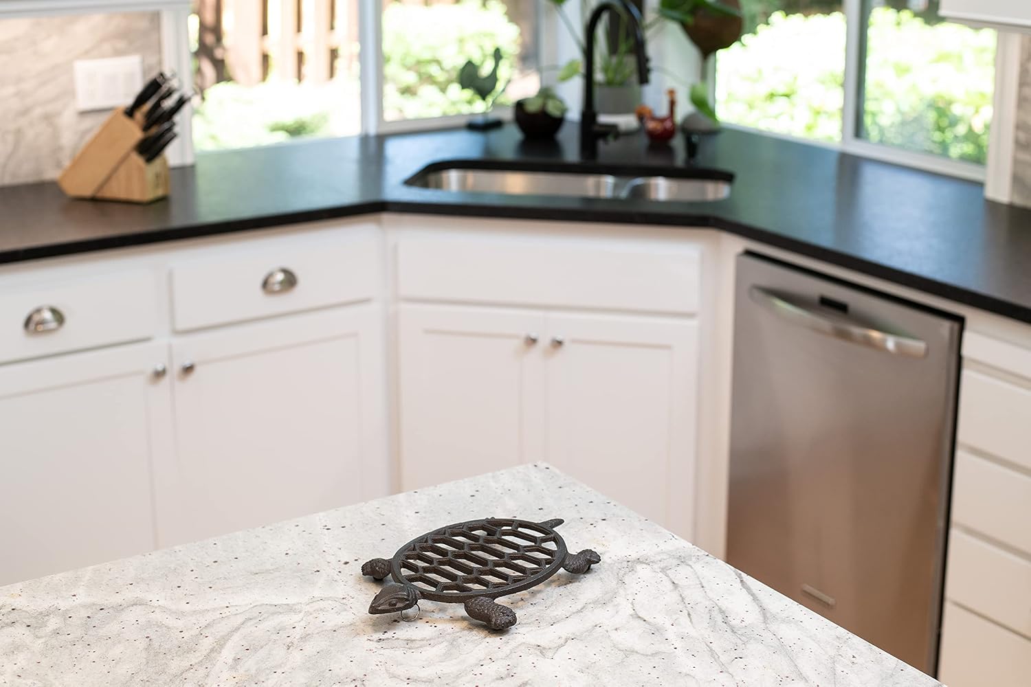 GASARÉ, Cast Iron Trivet for Hot Dishes, Pots, and Pans, Metal Trivet, Sea Turtle Design, Rubber Feet Caps, Ring