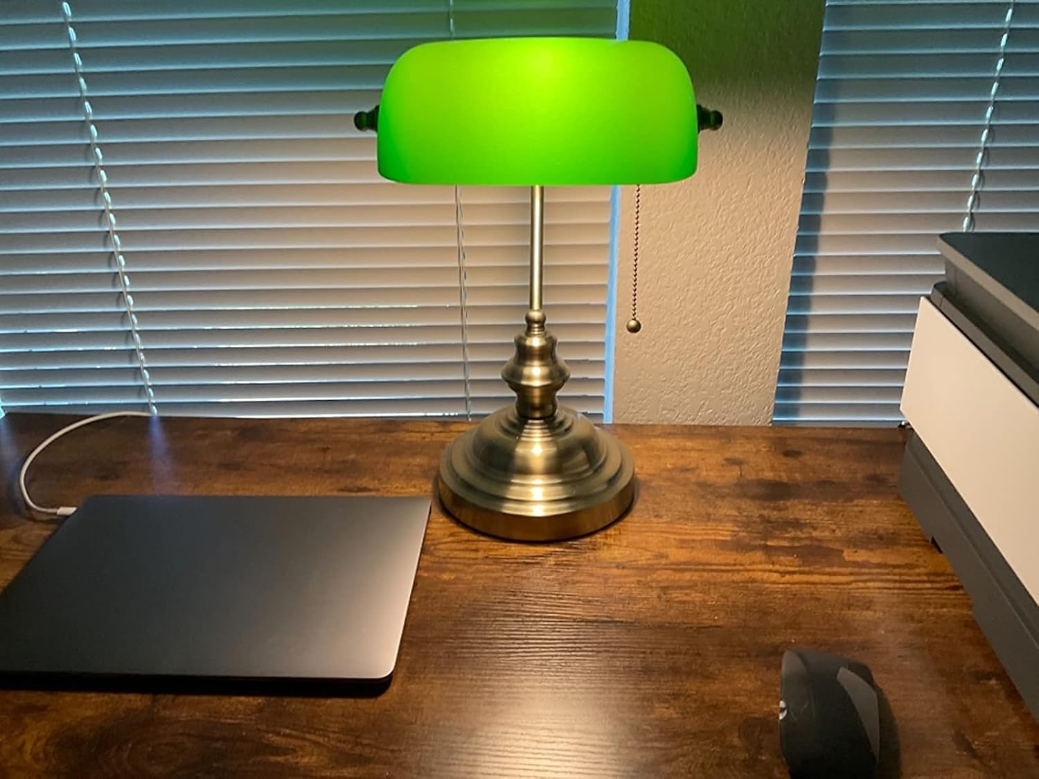 Glass Bankers Desk Lamp with Pull Chain Switch Plug in Fixture (Green)