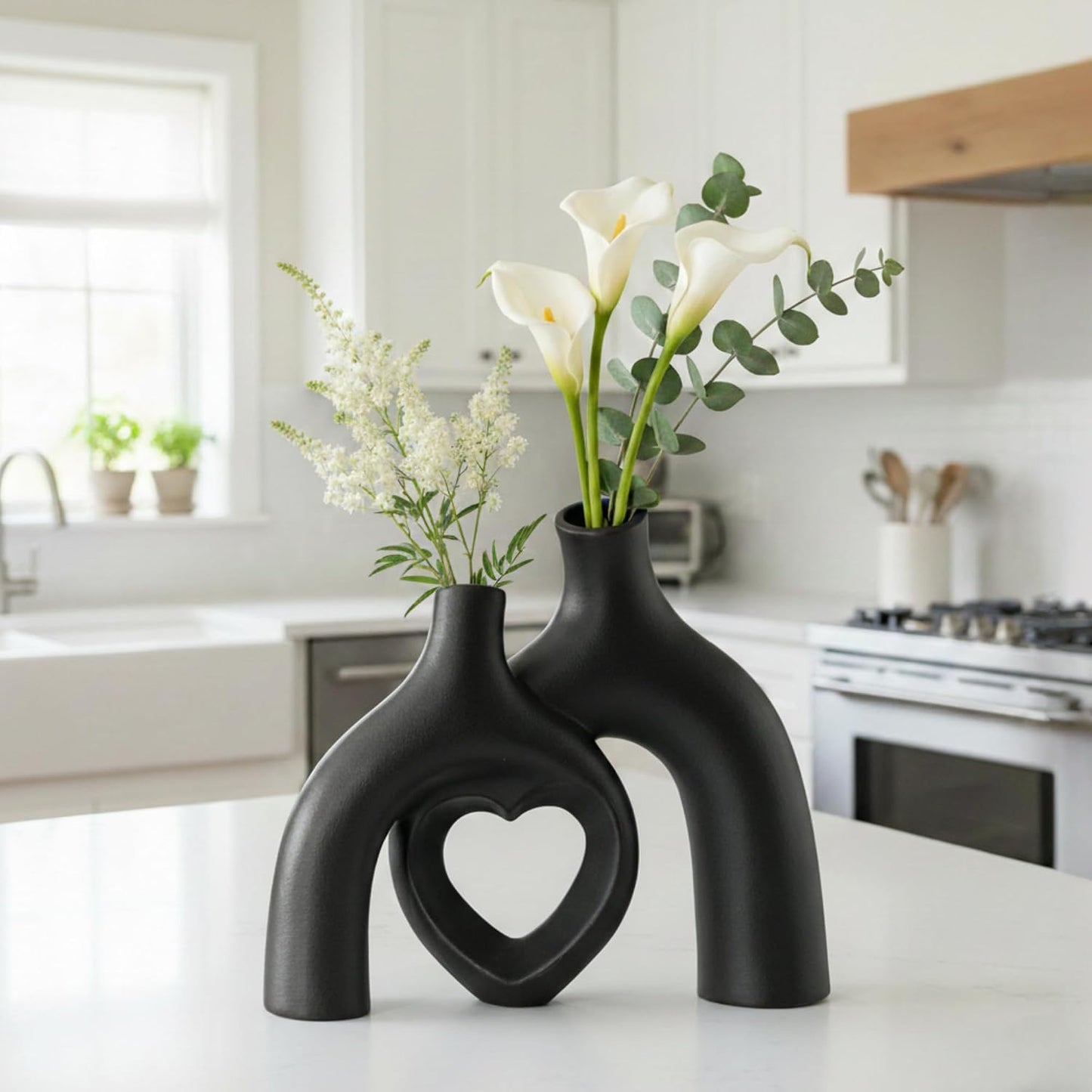 Hug Snuggle Hollow Donut Ceramic Vases / Matte Black / 9 Inch