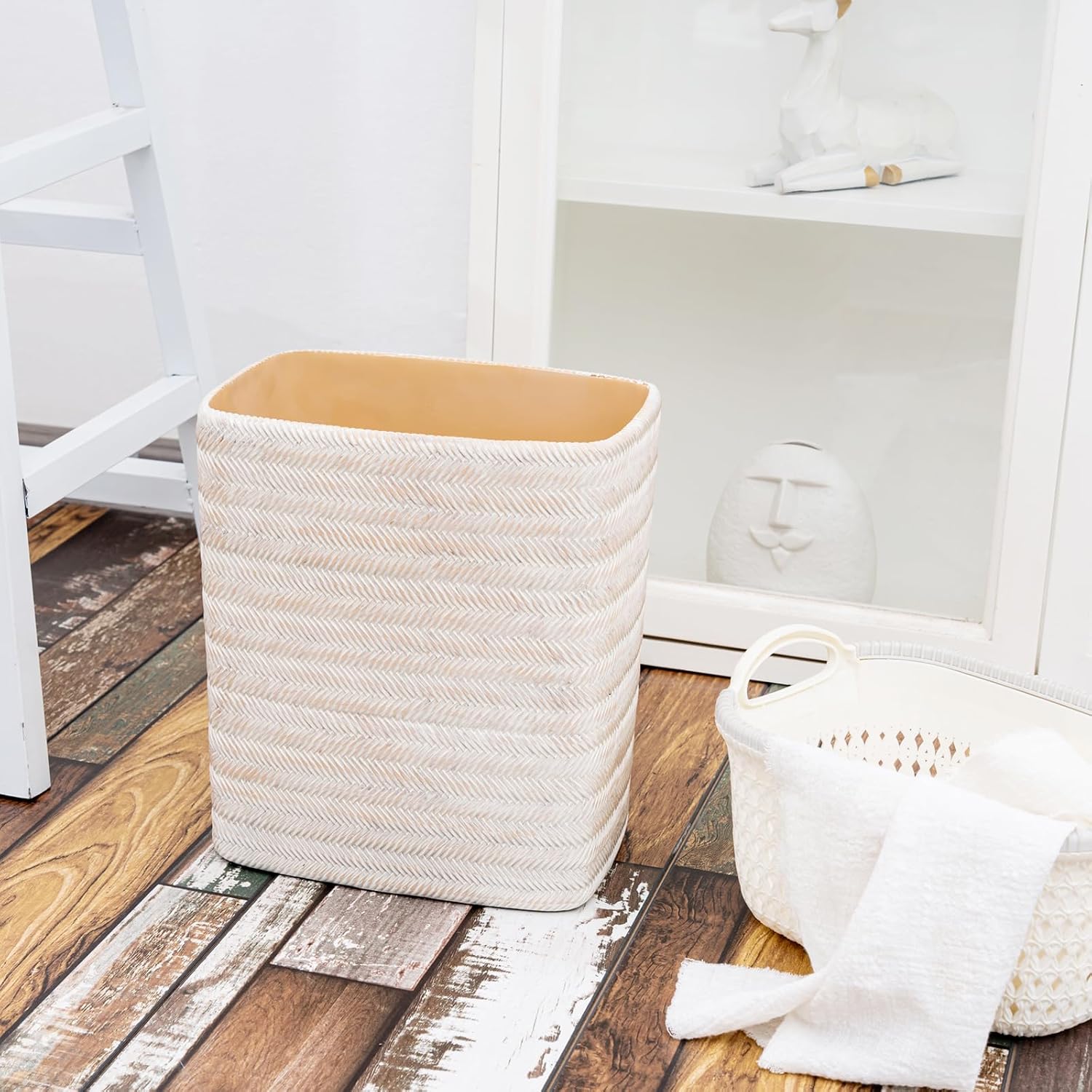 Resin Hand-Carved / Wicker White