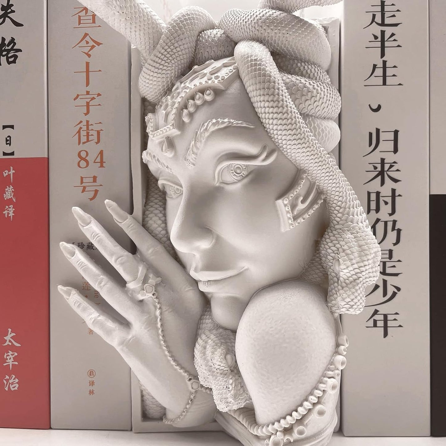 Medusa Head Book Nook / White