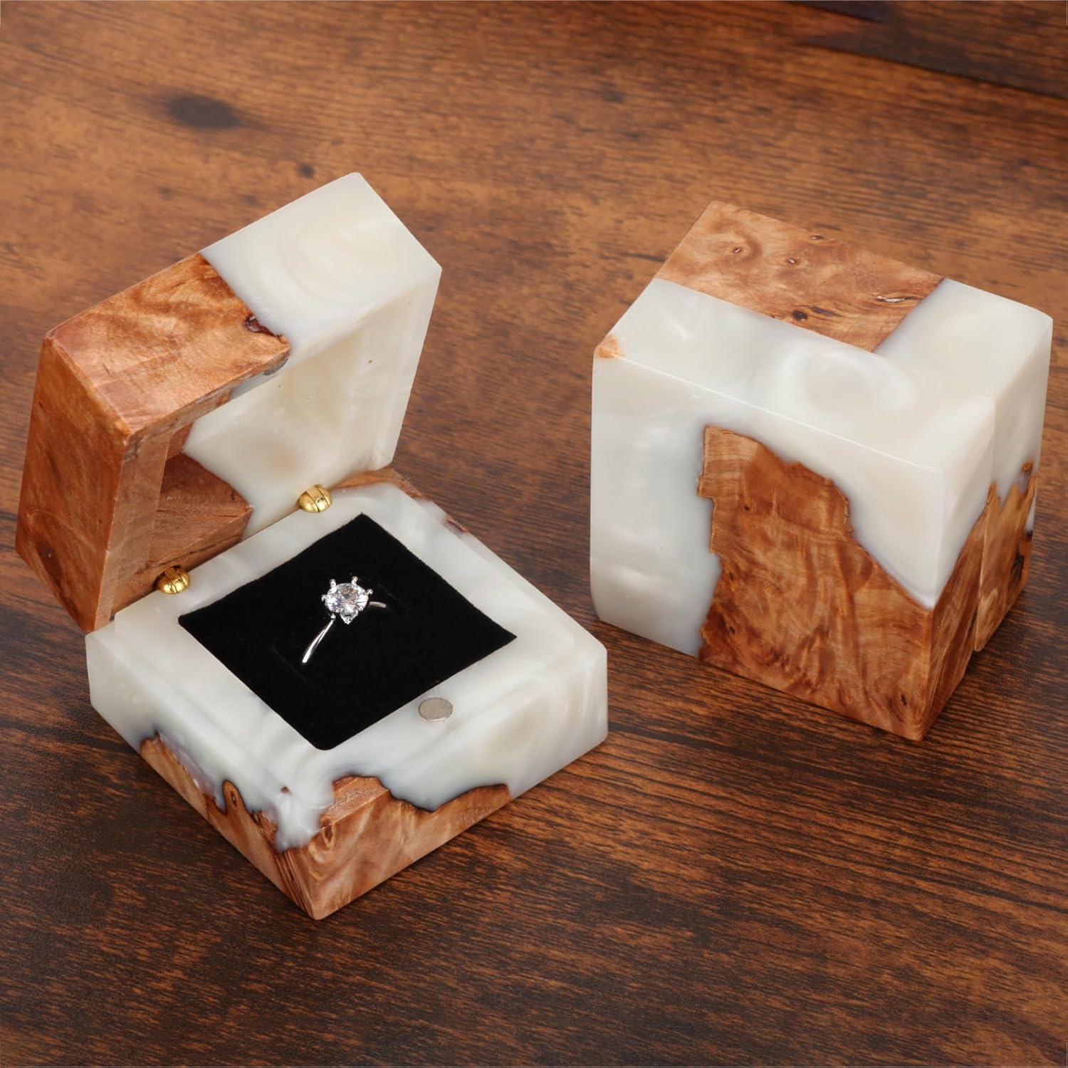 engagement ring holder / White