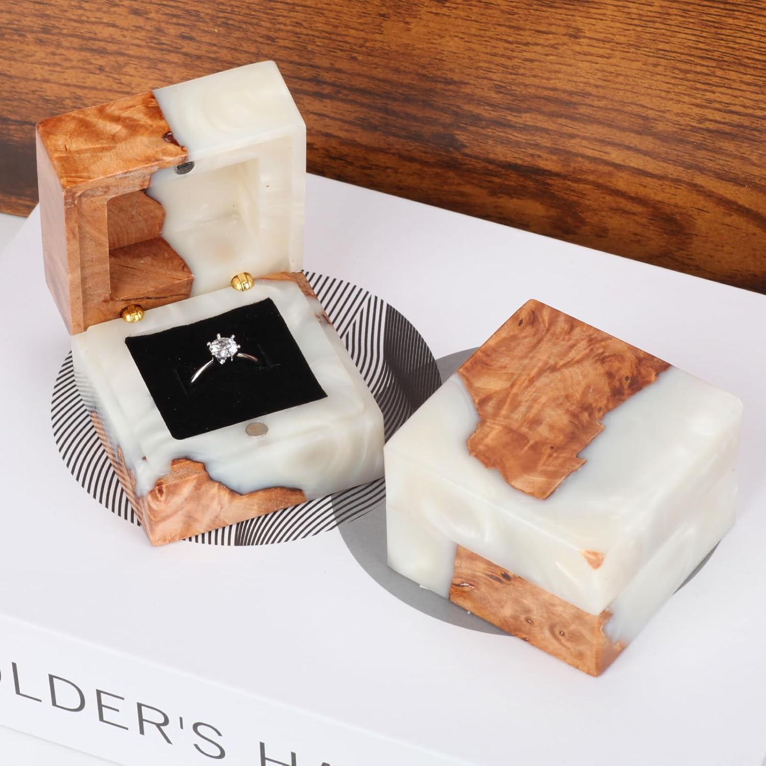 engagement ring holder / White