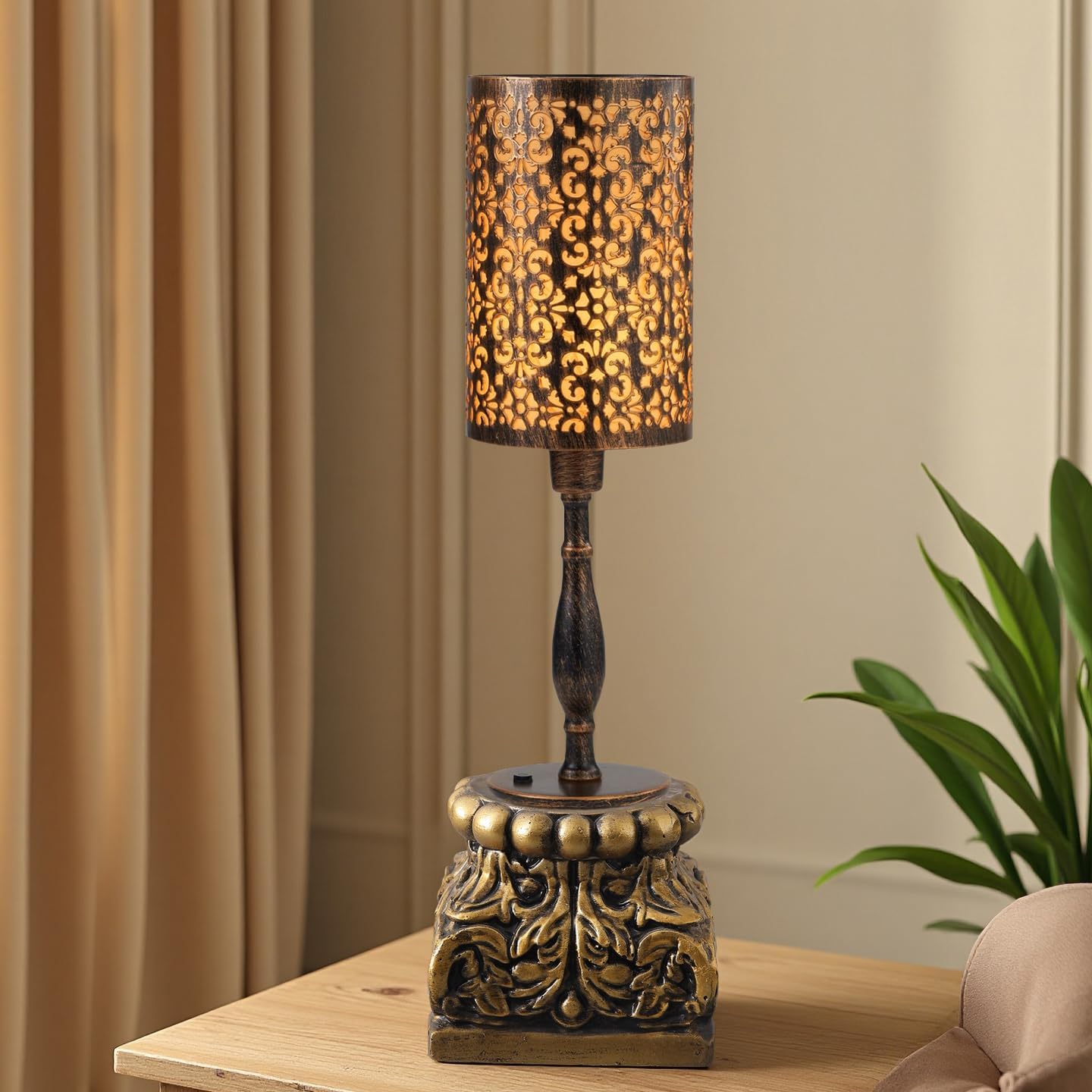 Vintage Pedestal Stand / Gold