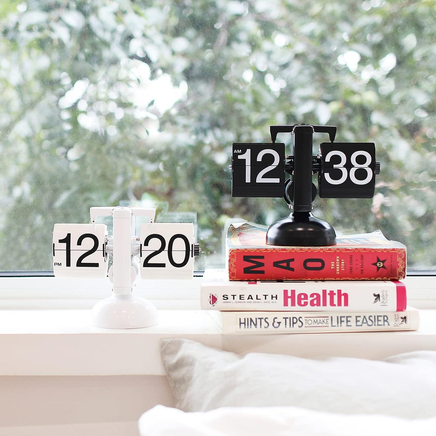 mooas Flip Desk Clock (White), Retro Vintage Design Auto Flip Table Clock | Large Number Battery Powered Internal Gear
