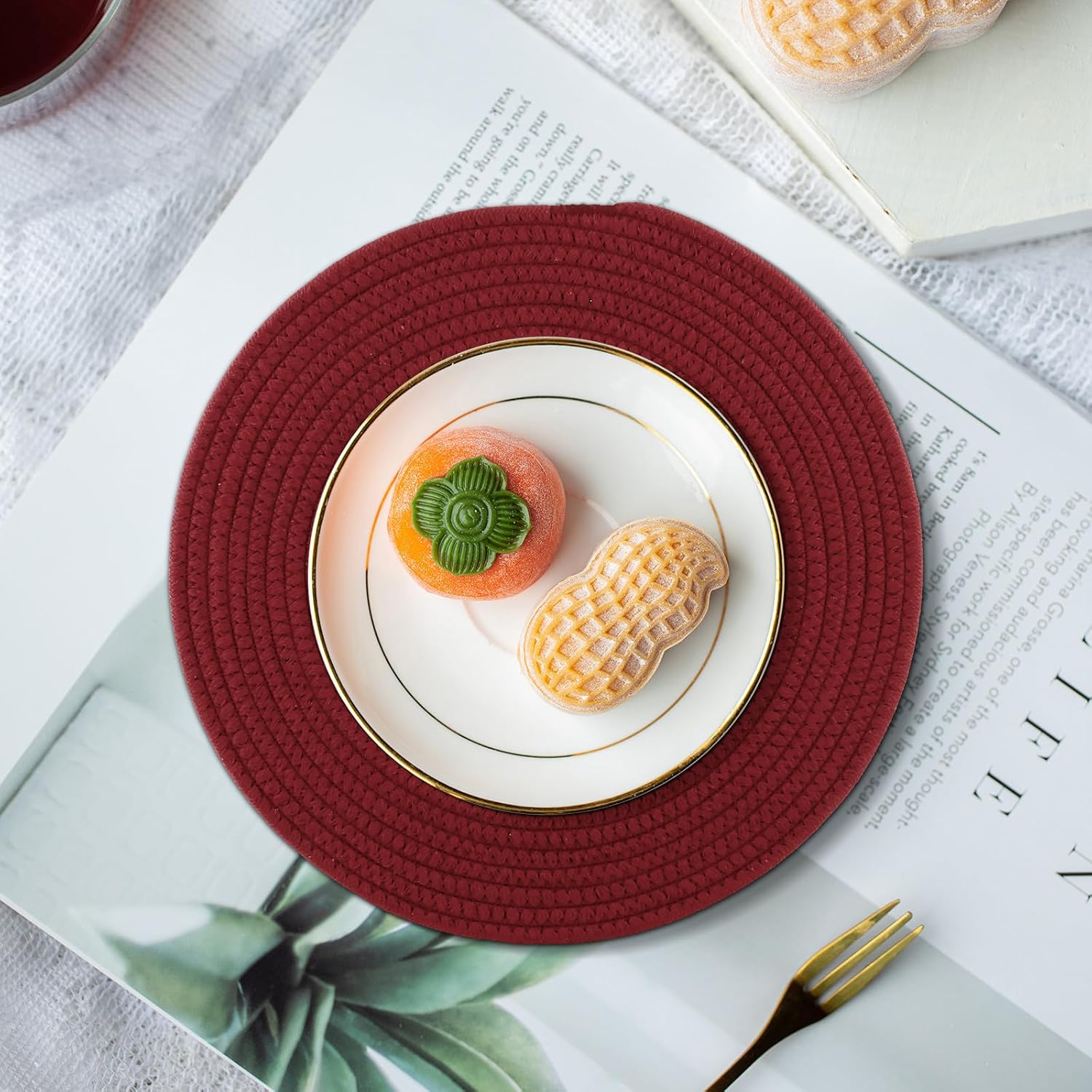 Aertiavty 8 Pack Round Woven Placemats for Christmas 13.5 Inches Red Heat Resistant Placemats Farmhouse Cotton Rope