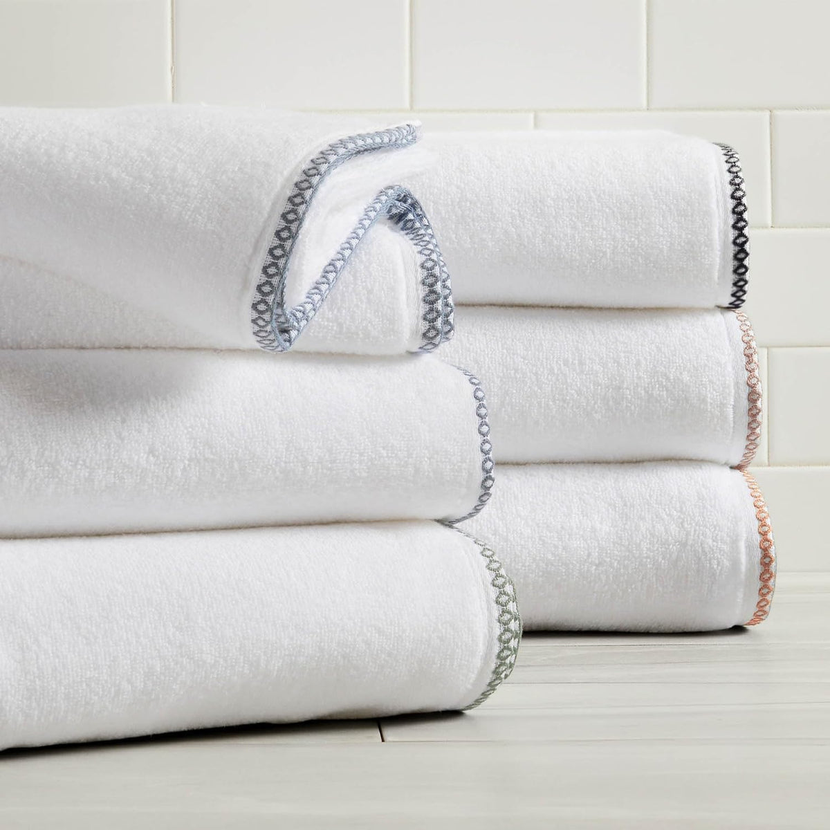 Great Bay Home Clay/White Bath Towel Set - Ultra-Soft Cotton, Boho-Chic Border Design - 4 Bath Towels (54" x 30")