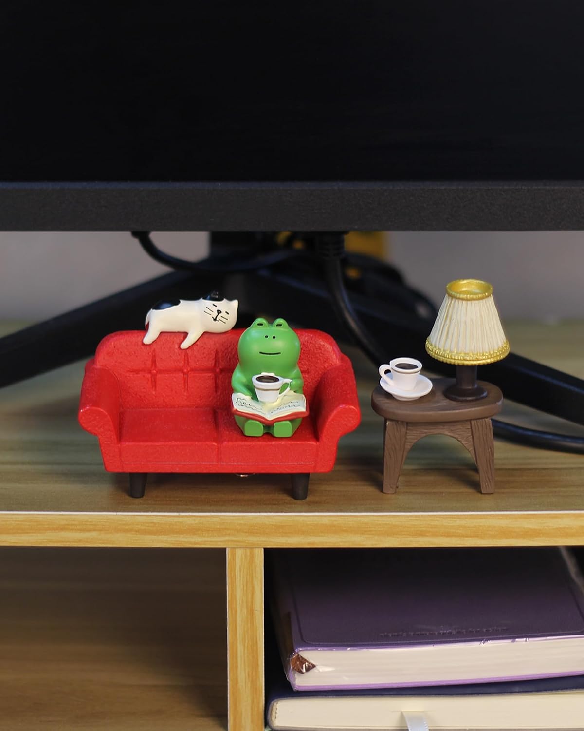 Mini Frog Figurine / Long Sofa-red