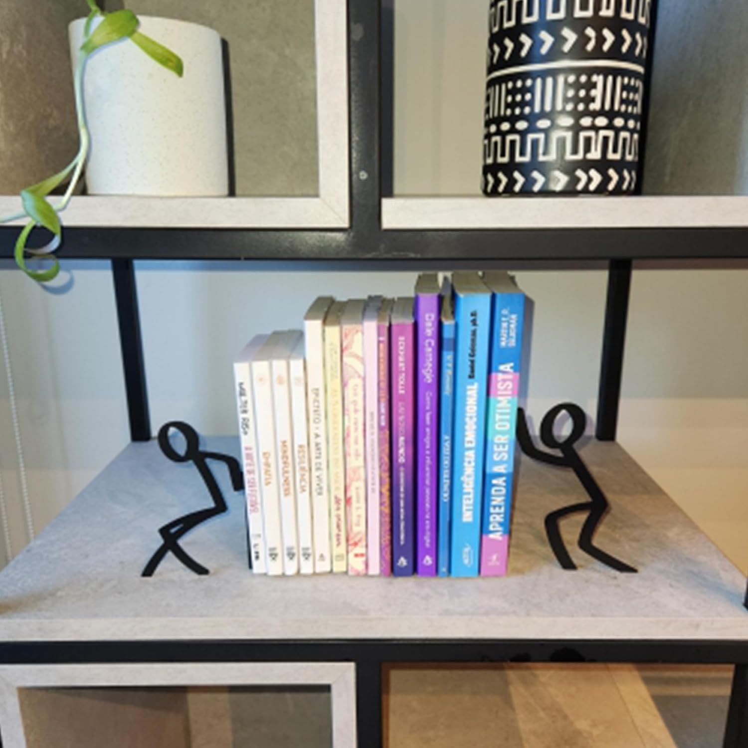 Figurine Bookends / Book-Holding Characters / Liam Classic - Black