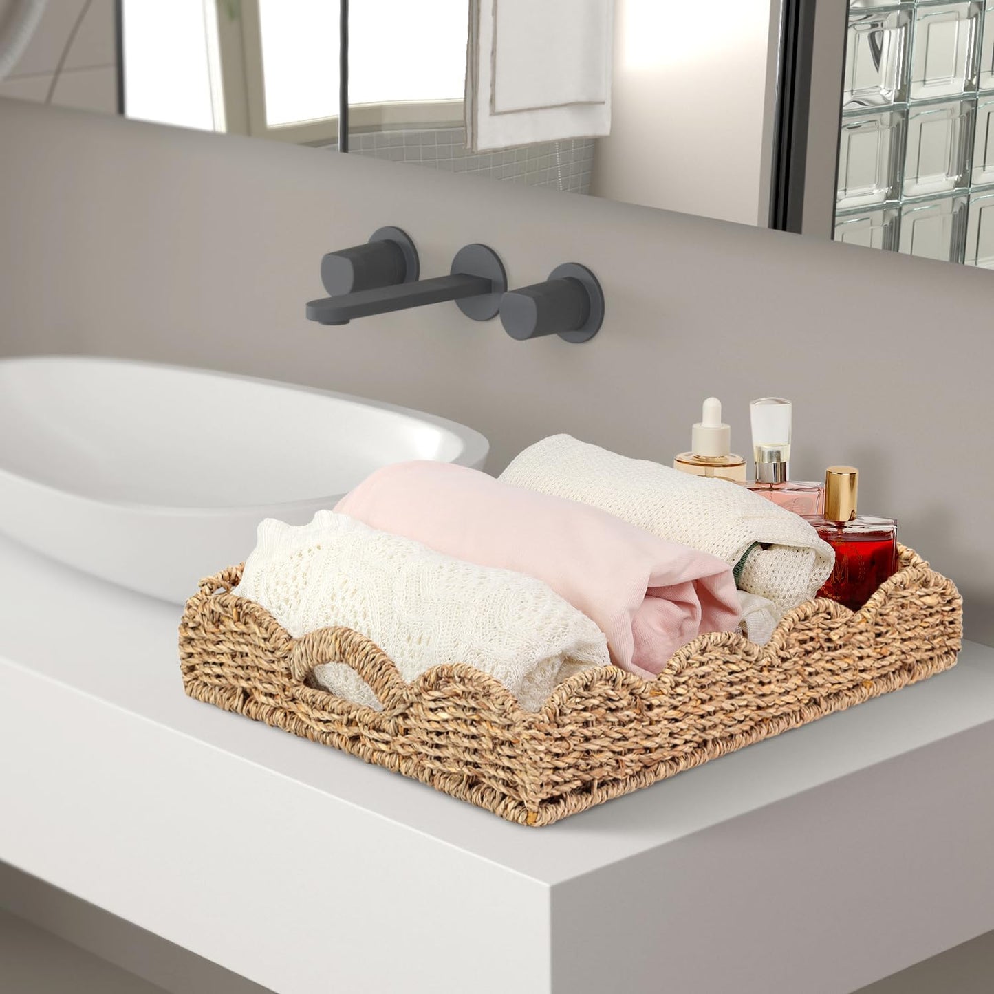 Scalloped Seagrass Tray / Dark Brown / 17 x 13 x 3