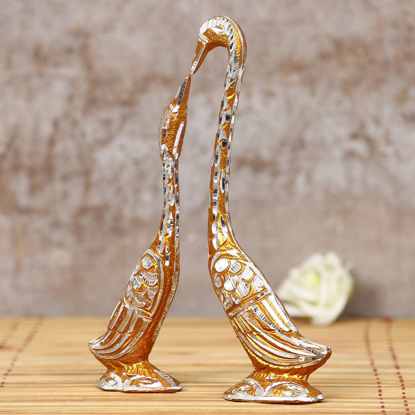 Golden Metal Loving Kissing Swan Couple Statue Love Birds Figurines Showpieces / Silver