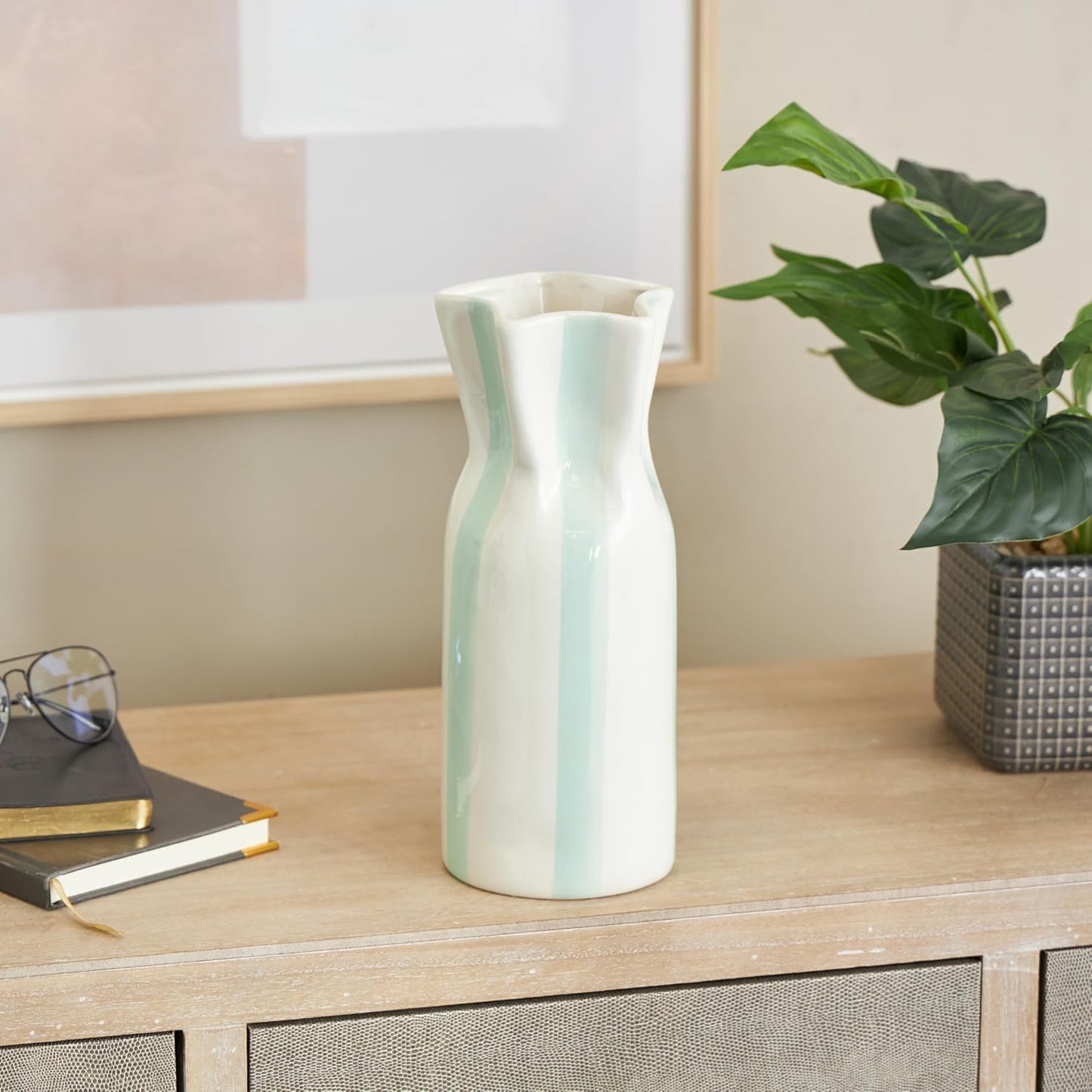 Ceramic Decorative Vase Round Centerpiece Vase / White / 4.9 x 5 x 12