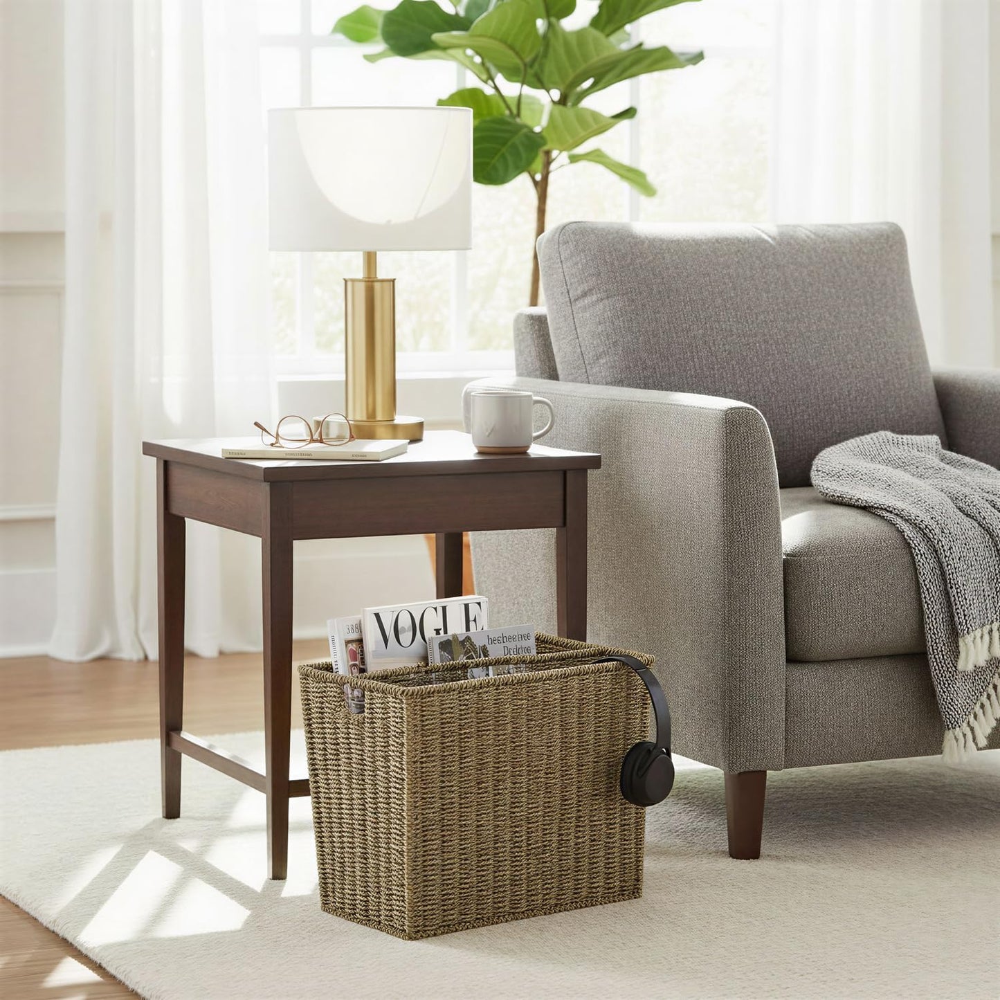 Household Essentials Wicker Magazine Rack, Handwoven Seagrass, Strong Metal Wire Frame, Built-In Handle and Divider