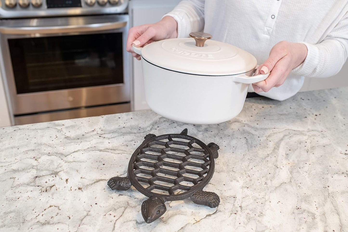 GASARÉ, Cast Iron Trivet for Hot Dishes, Pots, and Pans, Metal Trivet, Sea Turtle Design, Rubber Feet Caps, Ring