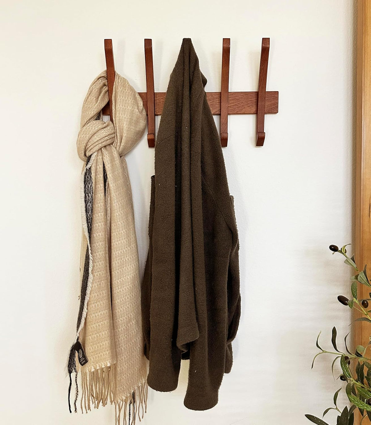 Wooden Wall Hook Rack with 5 Hooks, Solid Sapele Wood Coat Rack, Mid-Century Modern Wall Mounted Entryway Organizer
