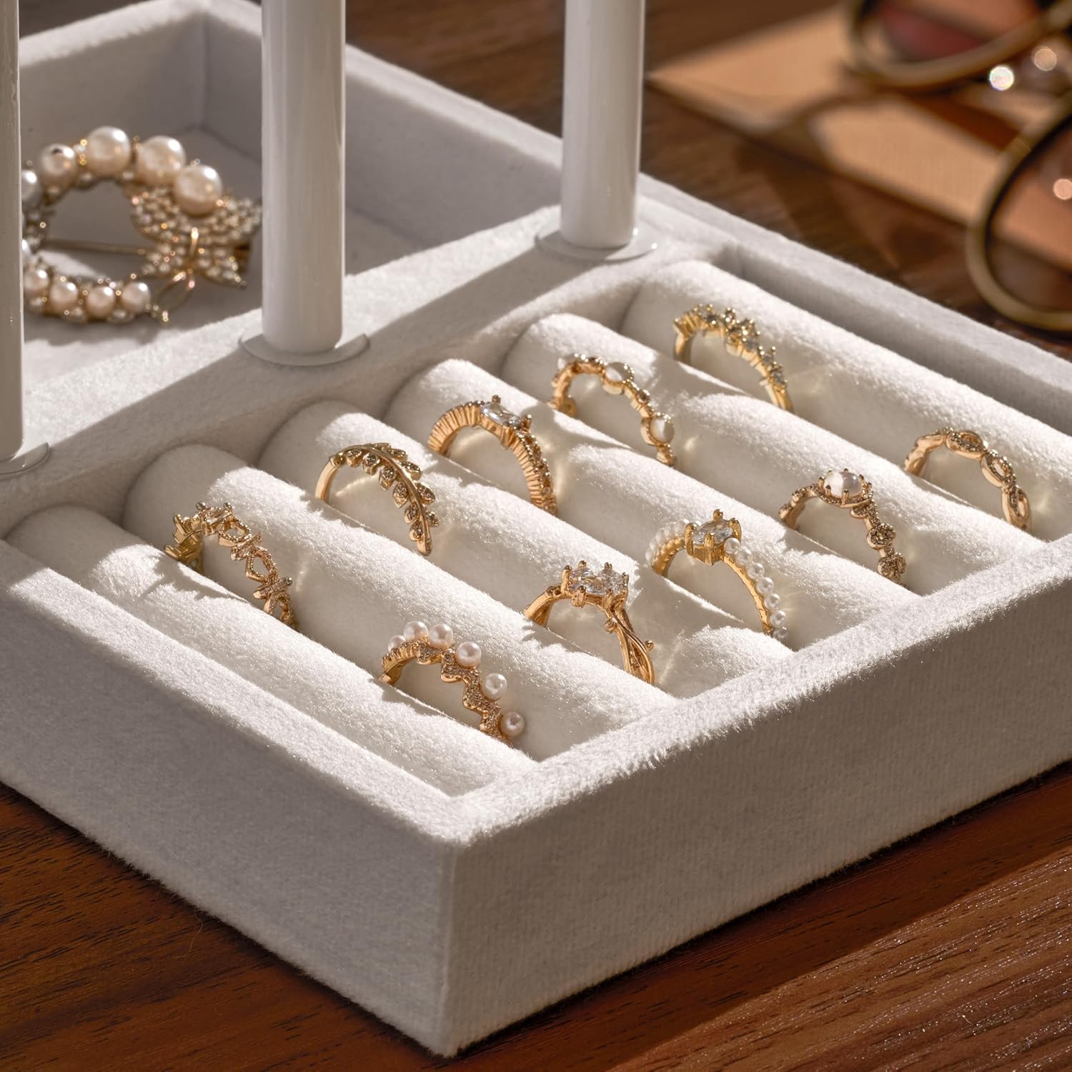Detachable T Bar Velvet Bracelet Holder / Pure White / Standard