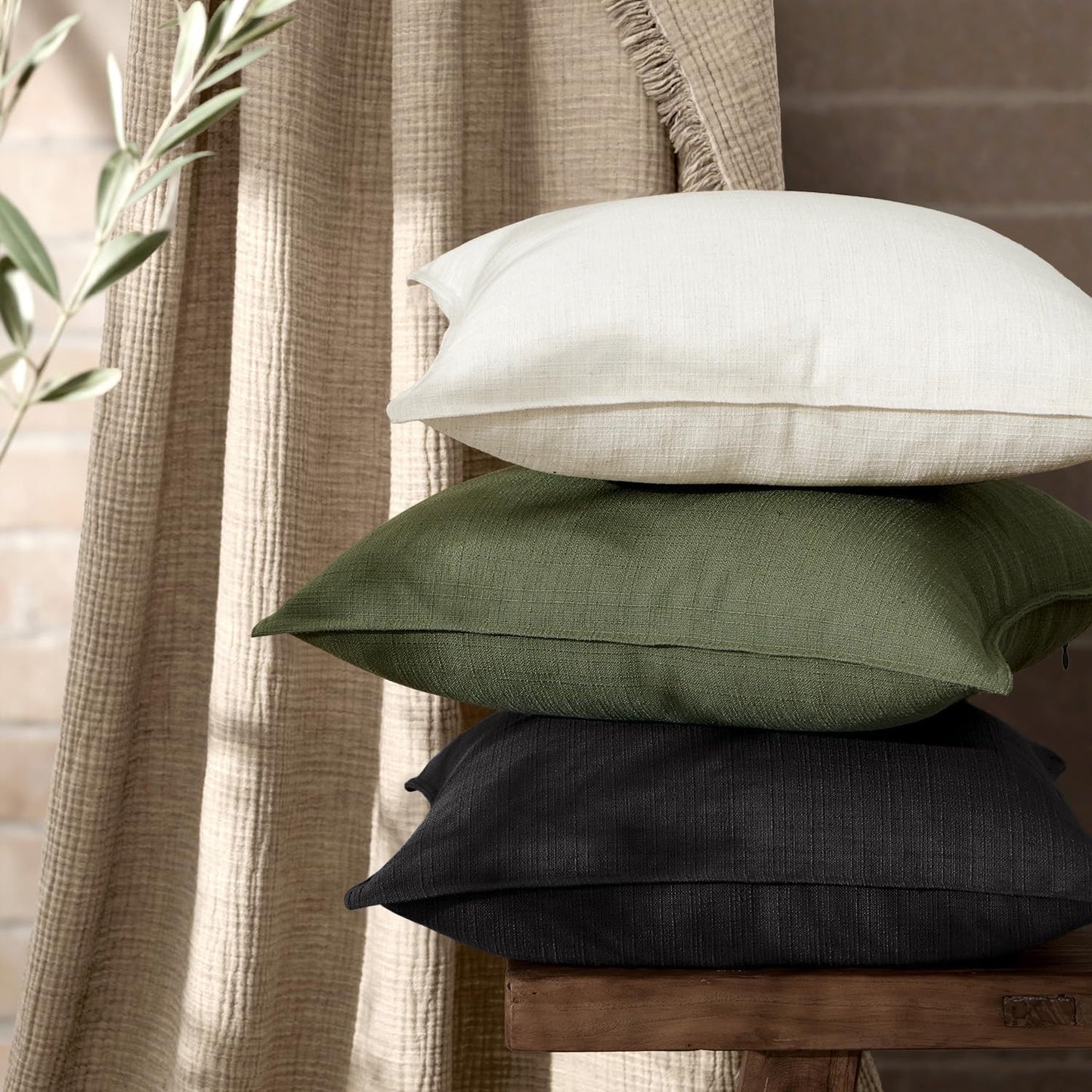 Decorative Pillow Covers / 18 x 18 / Black / Set of 2
