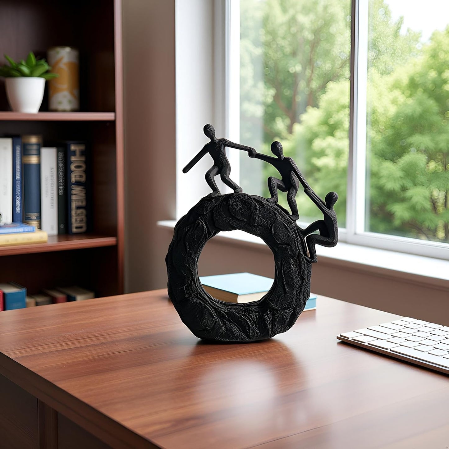 Statue / Round Climbing / Black / 7 x 8 x 1.5