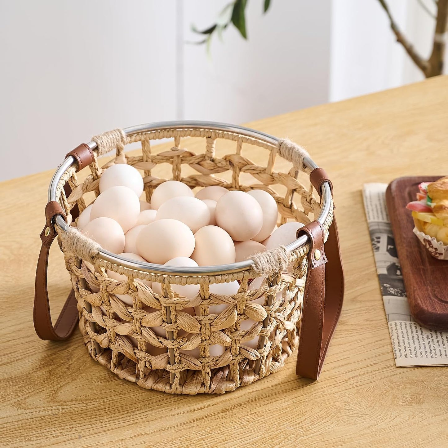 Farmhouse Wicker Egg Basket for Collecting Fresh Eggs / Round-water Hyacinth / Brown