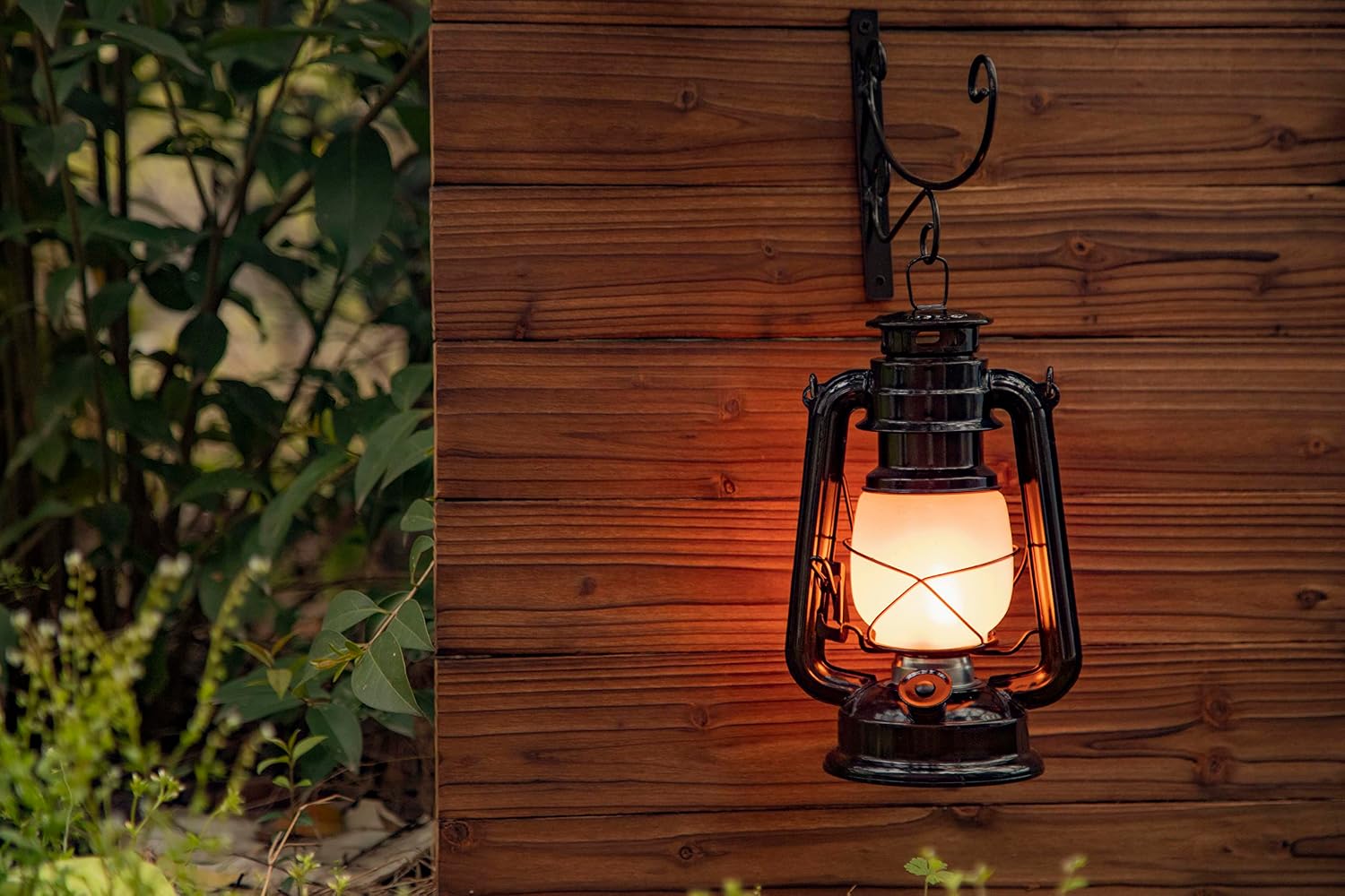 YAKii LED Vintage Flame Lantern Metal Outdoor Hanging Lantern with Dancing Flame Battery Operated Halloween Outdoor