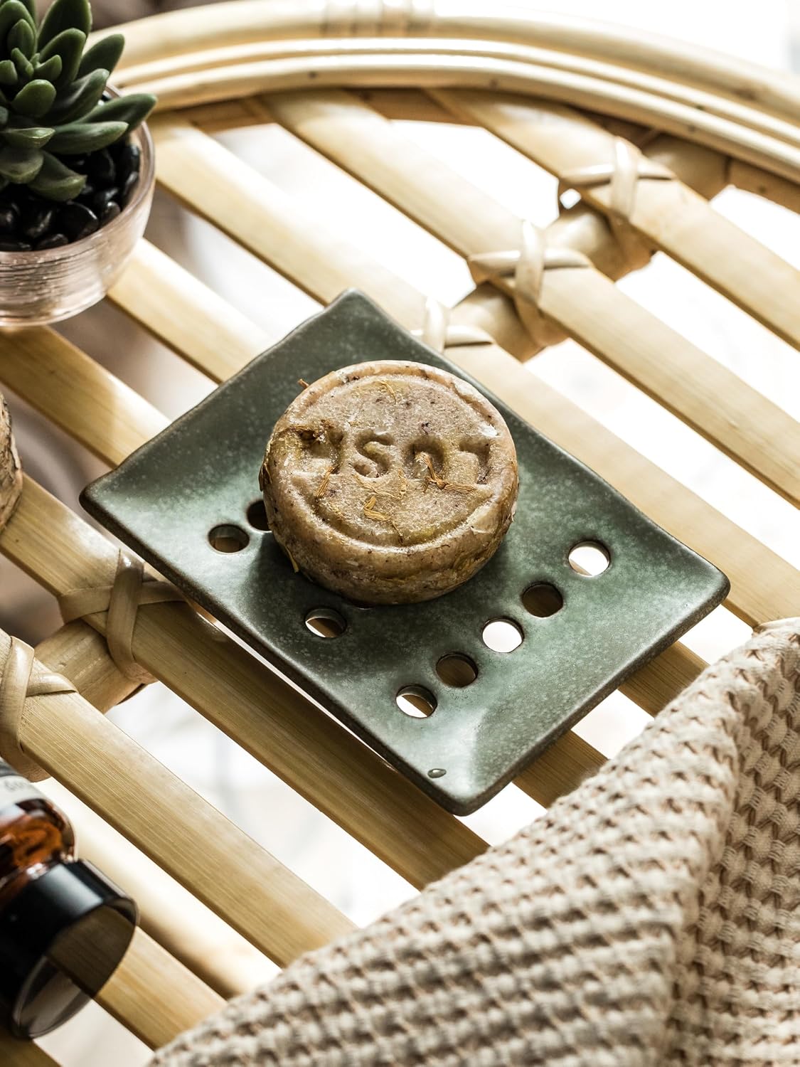 Bar Soap Holder to Lift and Keep Dry / Green / with Drain Holes